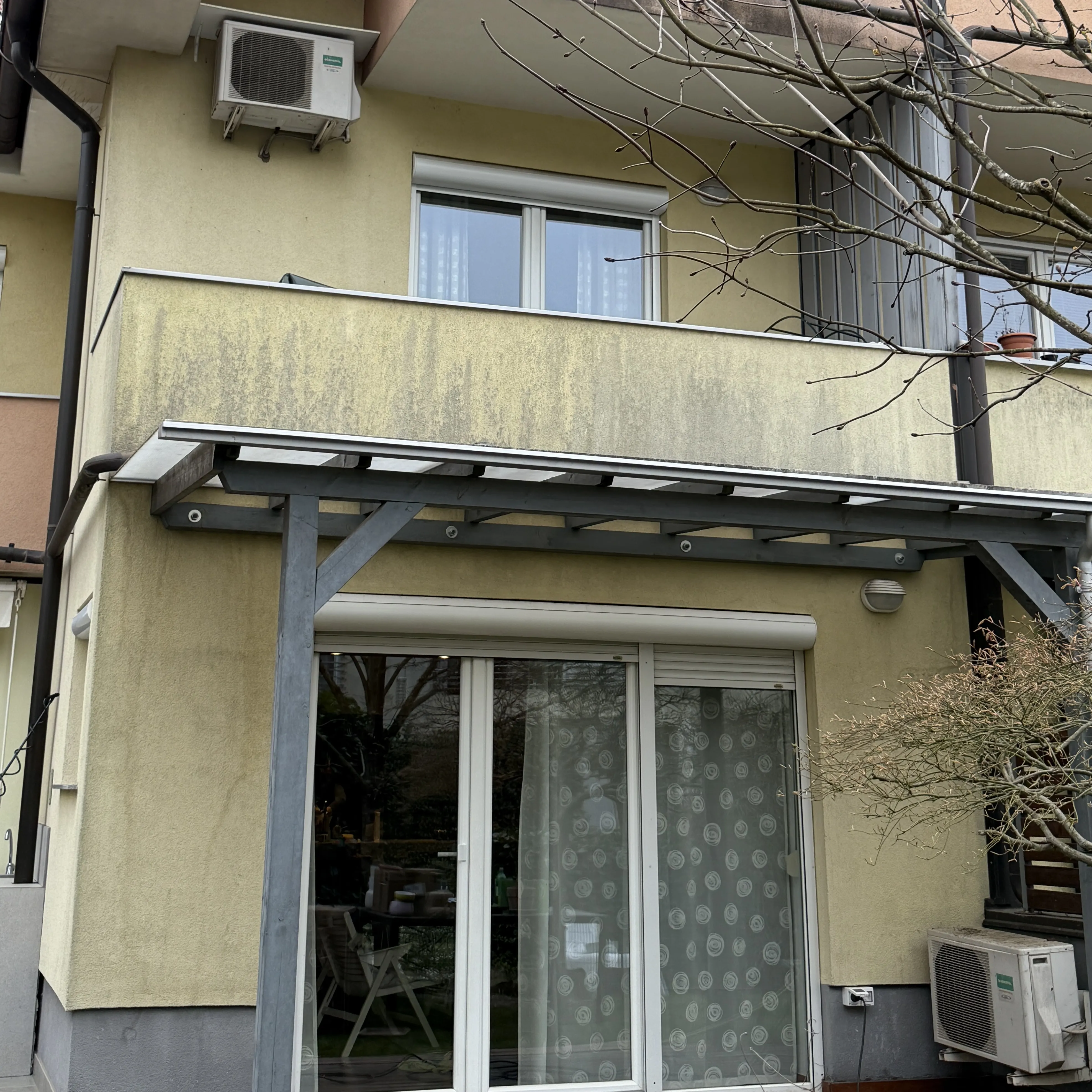 Fasada pred čiščenjem